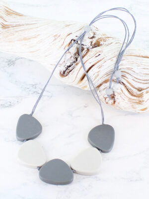 BB1203GY SHORT 5-PIECE RESIN TRIANGLE NECKLACE (ADJUSTABLE)