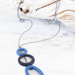 BB1302BLU TONAL RESIN HOOP PENDANT NECKLACE