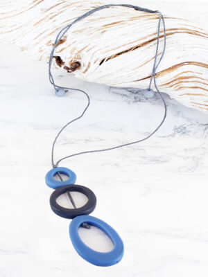 BB1302BLU TONAL RESIN HOOP PENDANT NECKLACE