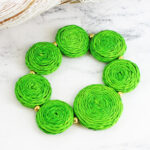 DC1509GN ELASTICATED RAFFIA DISC BRACELET