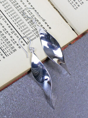 DT1804 TWISTED LEAF EARRING - SHINY FINISH