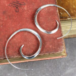 DT6702 SHINY SILVER SPIRAL HOOP EARRING