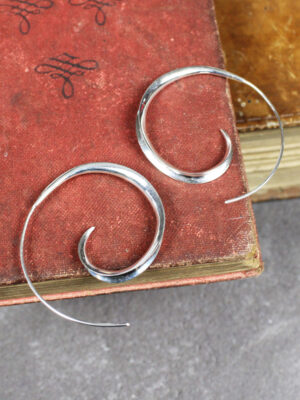 DT6702 SHINY SILVER SPIRAL HOOP EARRING
