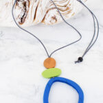 FB1308BLU WOODEN OPEN HOOP PENDANT NECKLACE
