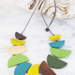 FB1403GN WOODEN HALF MOON FAN NECKLACE