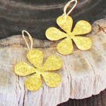GP463F TEXTURED FLOWER EARRING [GOLD PLATE]