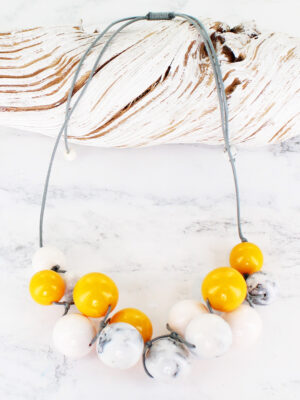 JP1103Y SMOKED RESIN BALL CLUSTER NECKLACE WITH ACCENT COLOUR