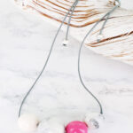 JP1104PK SMOKED RESIN BALL NECKLACE WITH ACCENT COLOUR