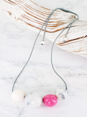 JP1104PK SMOKED RESIN BALL NECKLACE WITH ACCENT COLOUR