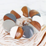 JP1109GY OVERLAPPING WOOD & RESIN DISC BRACELET
