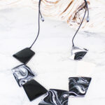 JP1300BW GEOMETRIC MARBLED RESIN NECKLACE