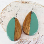JP6104TL RESIN & WOOD OVAL PEBBLE EARRING