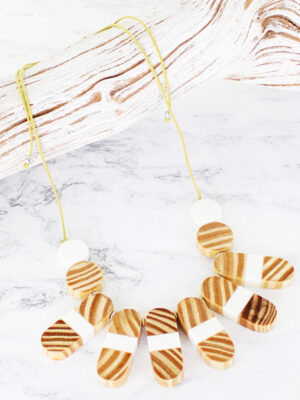 LB1105 RESIN & WOOD FAN NECKLACE