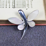 MM1706M SILVER & M.O.P SHELL ABSTRACT DRAGONFLY PENDANT (4CM)