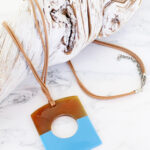 RA1001BLU RESIN & HORN PENDANT NECKLACE WITH HOLE