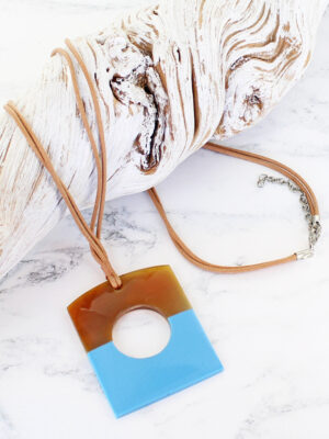 RA1001BLU RESIN & HORN PENDANT NECKLACE WITH HOLE