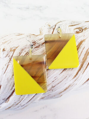 RA1006Y RECTANGULAR RESIN & HORN EARRINGS