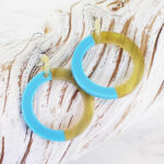 RA1010BLU RESIN & HORN HOOP EARRING