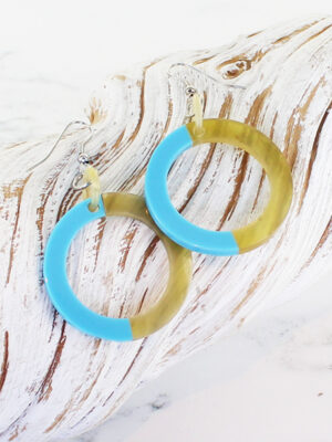 RA1010BLU RESIN & HORN HOOP EARRING