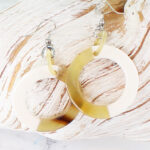 RA6005W RESIN & HORN HOOP EARRING