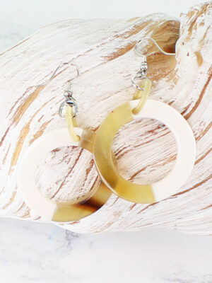RA6005W RESIN & HORN HOOP EARRING