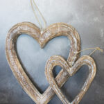 RT6102N SET/2 OPEN WOODEN HANGING HEARTS