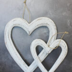 RT6102W SET/2 OPEN WOODEN HANGING HEARTS