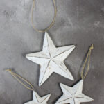 RT6106W SET/3 SMALL CARVED WOODEN STARS