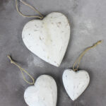 RT6107W SET/3 SMALL SOLID WOODEN HEARTS