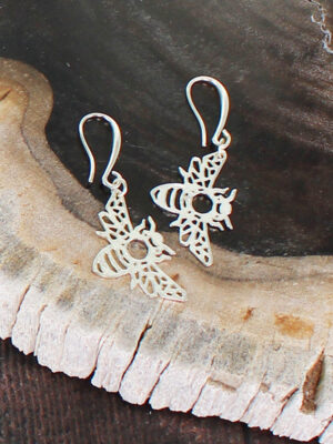 SP009B SIMPLE BEE CHARM EARRING [SILVER-PLATE]