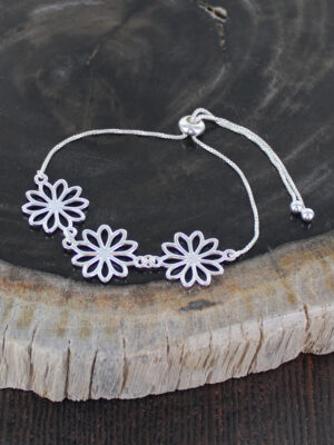 SP309 ADJUSTABLE TRIPLE FLOWER BRACELET [SILVER-PLATE]