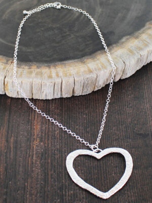 SP320 CHAIN NECKLACE WITH TEXTURED HEART [SILVER PLATE]