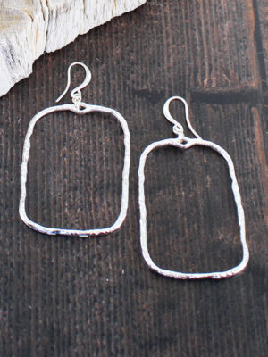 SP325 HAMMERED RECTANGULAR EARRING [SILVER PLATE]