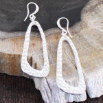 SP327 HAMMERED OVAL EARRINGS [SILVER PLATE]