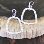 SP334 HAMMERED OPEN SQUARE EARRINGS [SILVER PLATE]