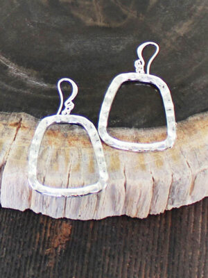 SP334 HAMMERED OPEN SQUARE EARRINGS [SILVER PLATE]
