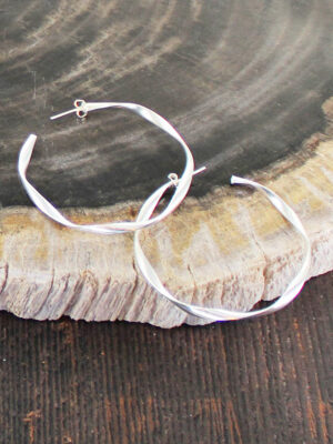 SP339R OPEN TWISTED RING EARRING [SILVER PLATE]