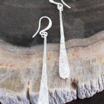 SP453 BEATEN TEARDROP EARRING [SILVER PLATE]