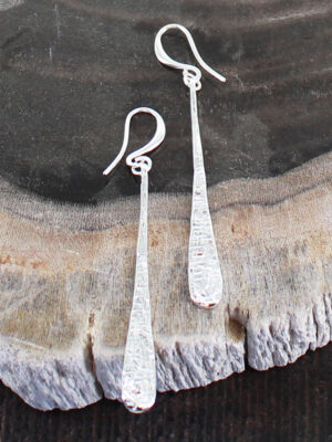 SP453 BEATEN TEARDROP EARRING [SILVER PLATE]