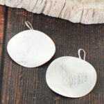 SP467 LARGE BRUSHED DISC EARRINGS [SILVER PLATE]