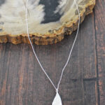 SP471 CHAIN NECKLACE WITH LEAF PENDANT [SILVER-PLATE]