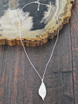 SP471 CHAIN NECKLACE WITH LEAF PENDANT [SILVER-PLATE]