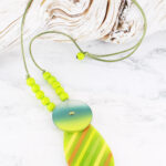 .UJ1402 STRIPED RESIN PENDANT NECKLACE
