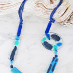 UJ1508BLU ASYMMETRIC MARBLED RESIN NECKLACE