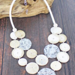 UJ1523 OVERLAPPING WOOD & RESIN DISC NECKLACE