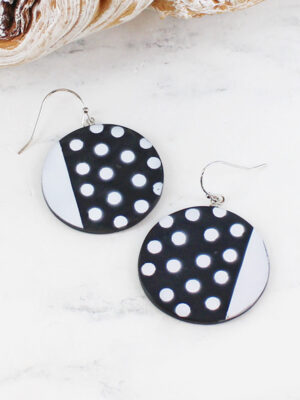 UJ6413 MONOCHROME SPOTTY RESIN EARRINGS
